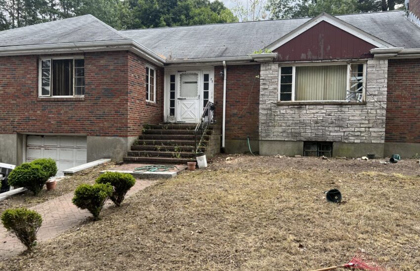 VFW PARKWAY WEST ROXBURY, MA SINGLE FAMILY ON 14,960 SQ FT LOT. DELIVED VACANT