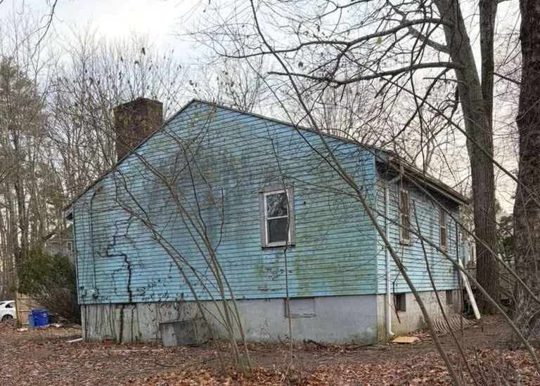 40 Overlook Rd, Holbrook- Vacant Single-Family!